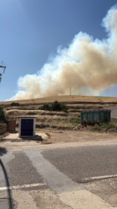 Densa columna de humo de un incendio forestal en Valdeolmillos.