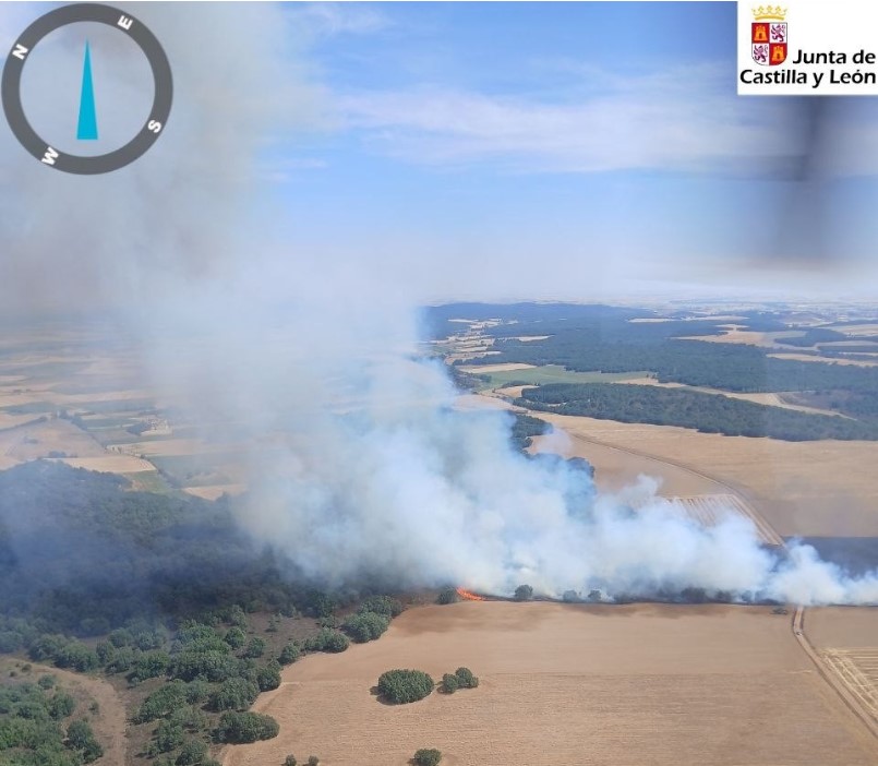 Vista aérea del incendio extinguido en Valderrábano con humo y vegetación