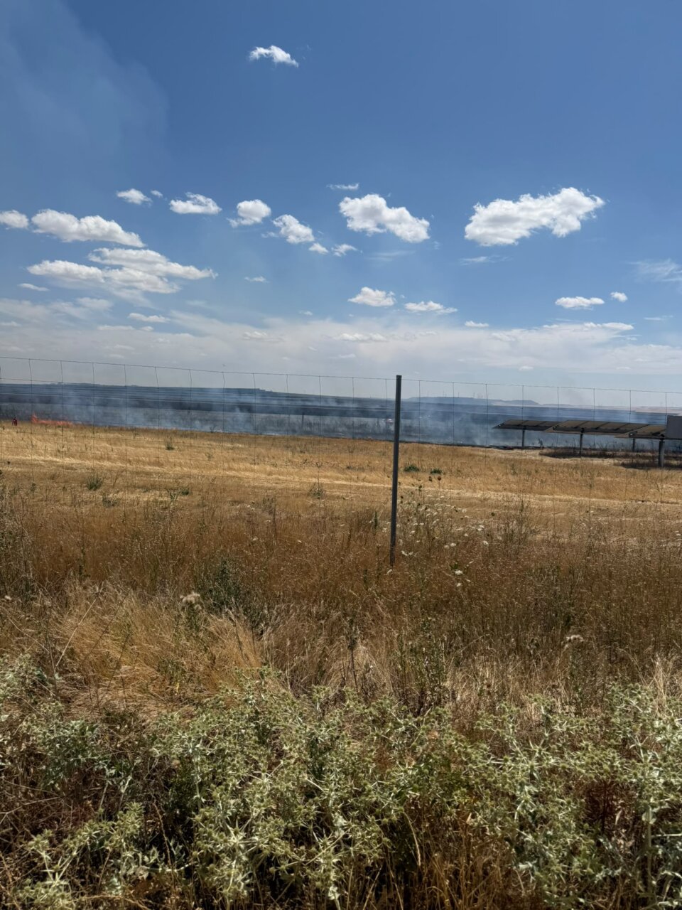 Incendio de vegetación en una planta fotovoltaica en Villamediana