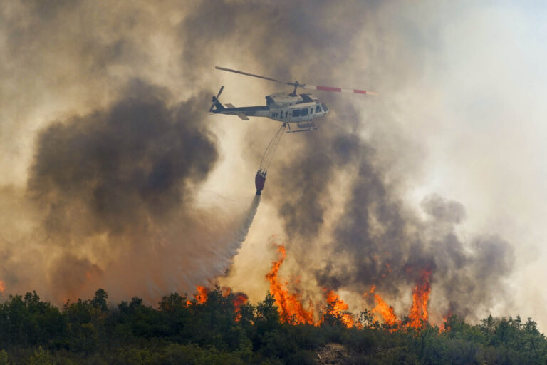 Helicóptero apagando un incendio forestal en Veguellina