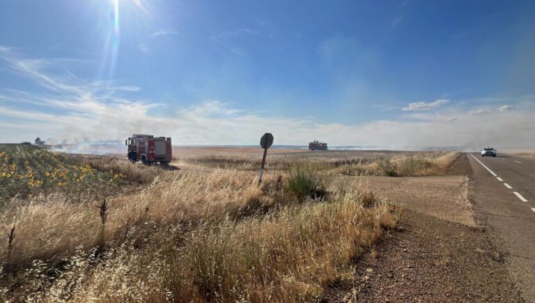 Incendio en Villada con camiones de bomberos en el campo