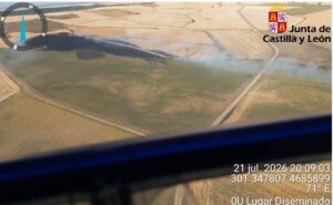 Vista aérea de un incendio forestal en Villalcón, Palencia.