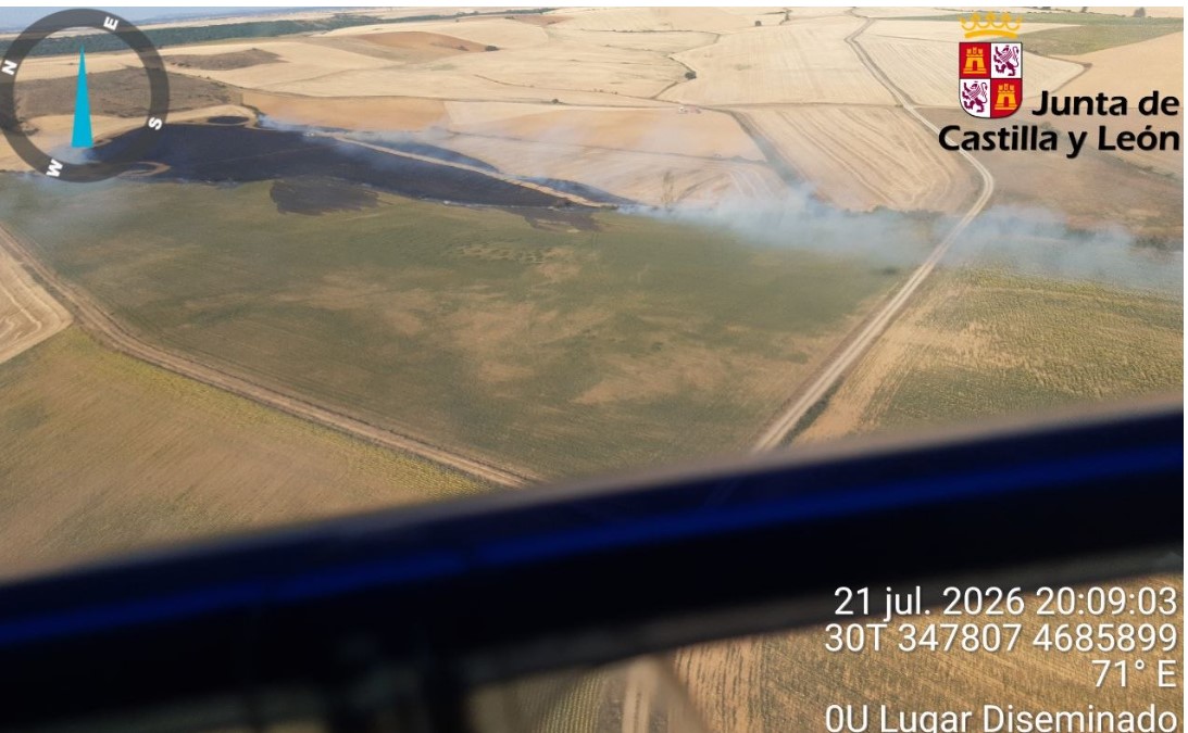 Vista aérea de un incendio forestal en Villalcón, Palencia.
