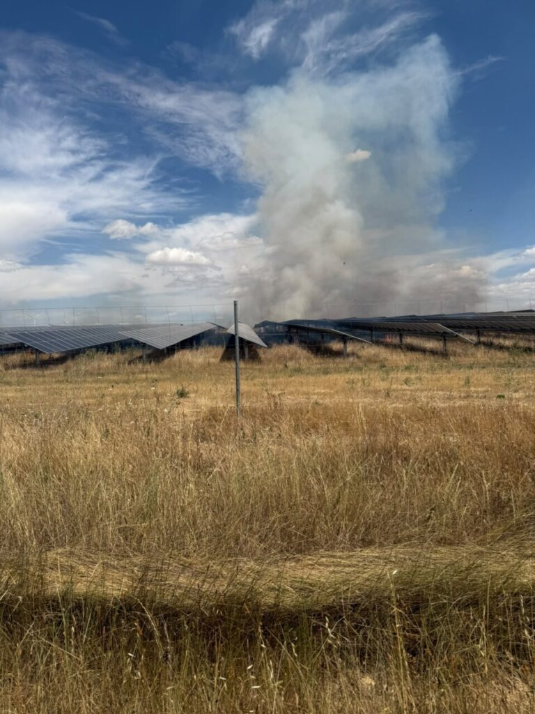 Humo de un incendio en una planta fotovoltaica en Villamediana