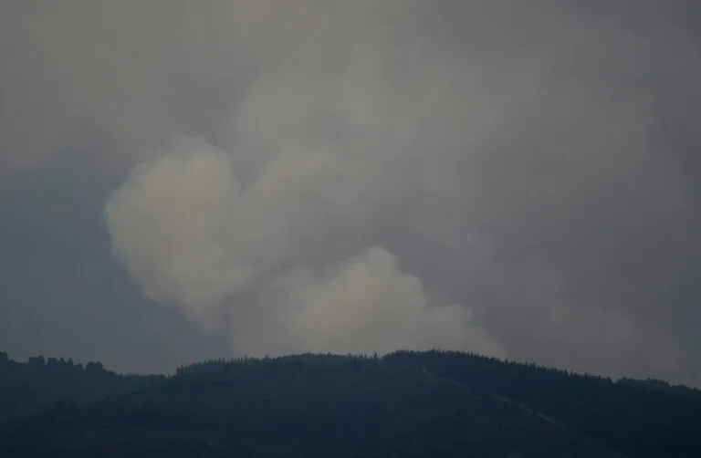 Nubes de humo en el cielo debido a incendios forestales en León.
