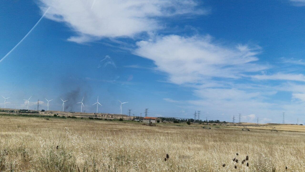 Vista de un incendio forestal en Palencia con humo visible