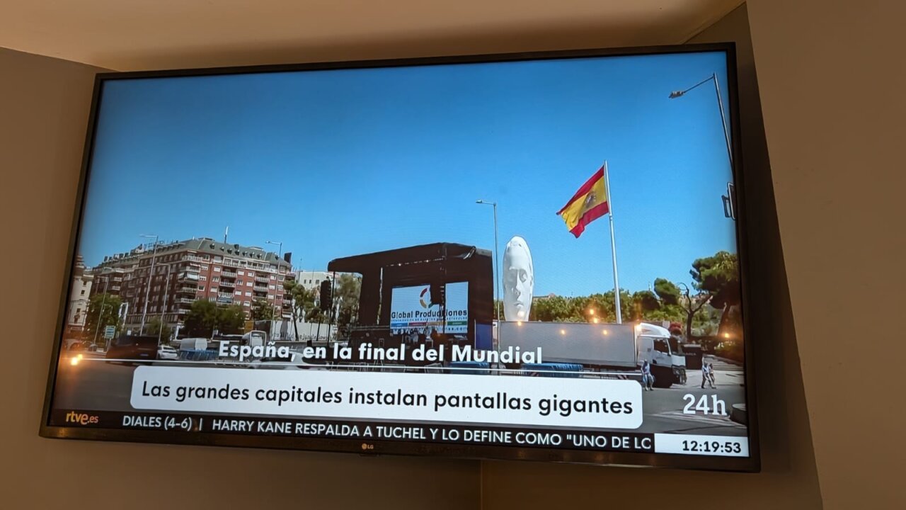 Pantalla gigante instalada en la Plaza de Colón para el Mundial de Fútbol.