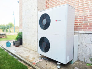 Unidad de aerotermia instalada en el exterior de una vivienda en Frómista