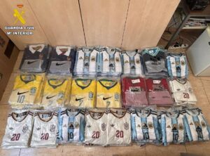 Camisetas de fútbol falsificadas de varias selecciones en Palencia