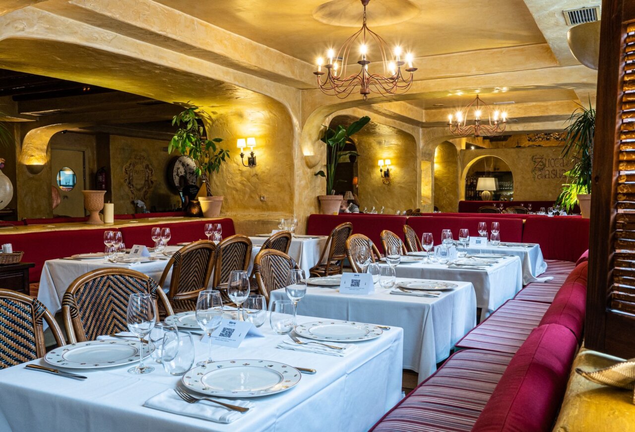 Interior del restaurante Ponte Vecchio con mesas y decoración elegante