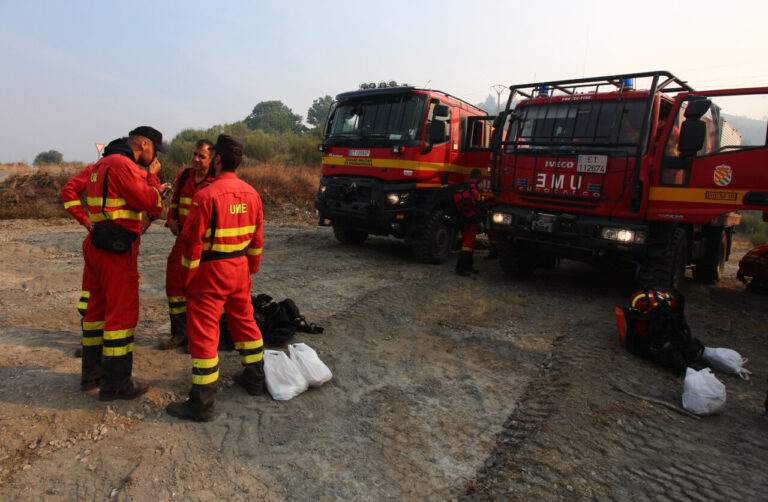 Miembros de la UME trabajando en la contención de incendios forestales