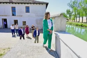 Grupo de personas visitando el Canal de Castilla en un día soleado