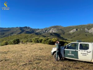 Agente de la Guardia Civil observando el paisaje en La Pernía