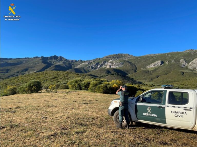 Agente de la Guardia Civil observando el paisaje en La Pernía