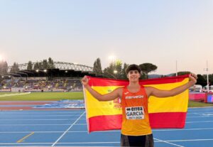 Iván García con la bandera de España en el Europeo sub-18 en Rieti