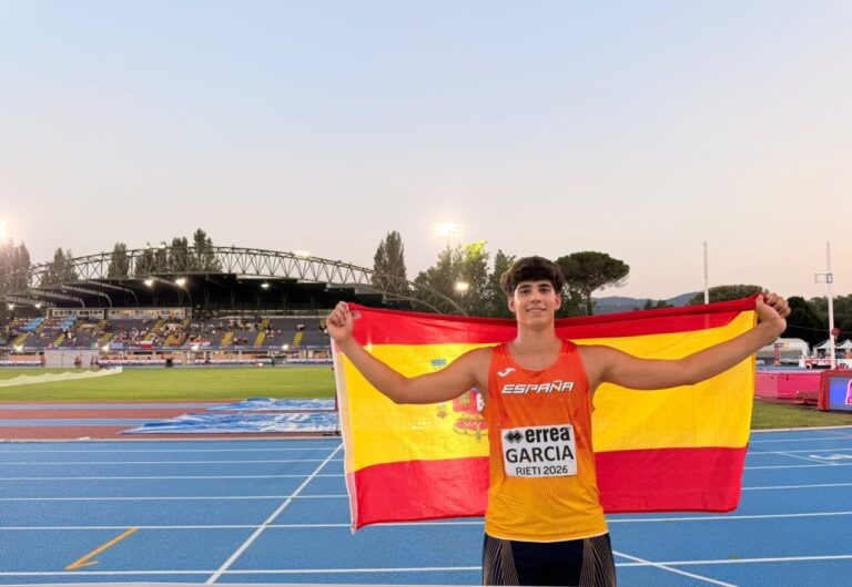 Iván García con la bandera de España en el Europeo sub-18 en Rieti