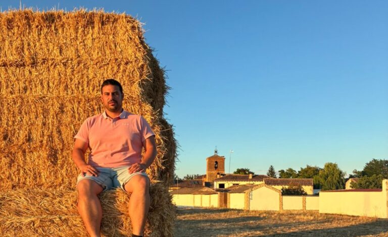 Jesús Merino sentado en un montón de paja en Revenga de Campos