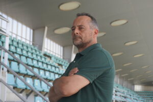 José David Nieto en el estadio durante una entrevista sobre el playoff