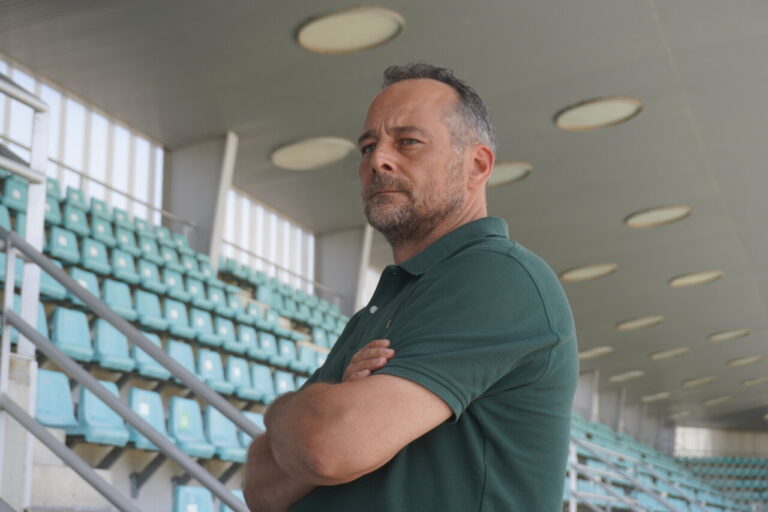 José David Nieto en el estadio durante una entrevista sobre el playoff
