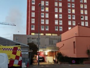 Entrada del hospital donde fue trasladado un joven herido por arma blanca.
