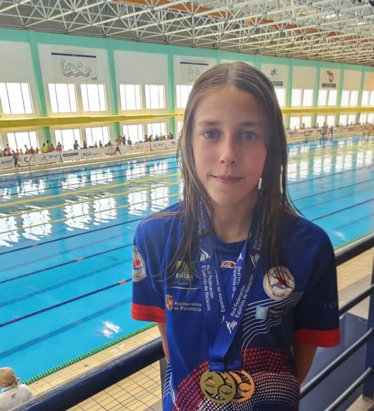 Julia Domingo, nadadora del Club Natación Palencia con medallas en la piscina
