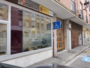 Fachada de la Junta de Castilla y León con acceso para personas con discapacidad.
