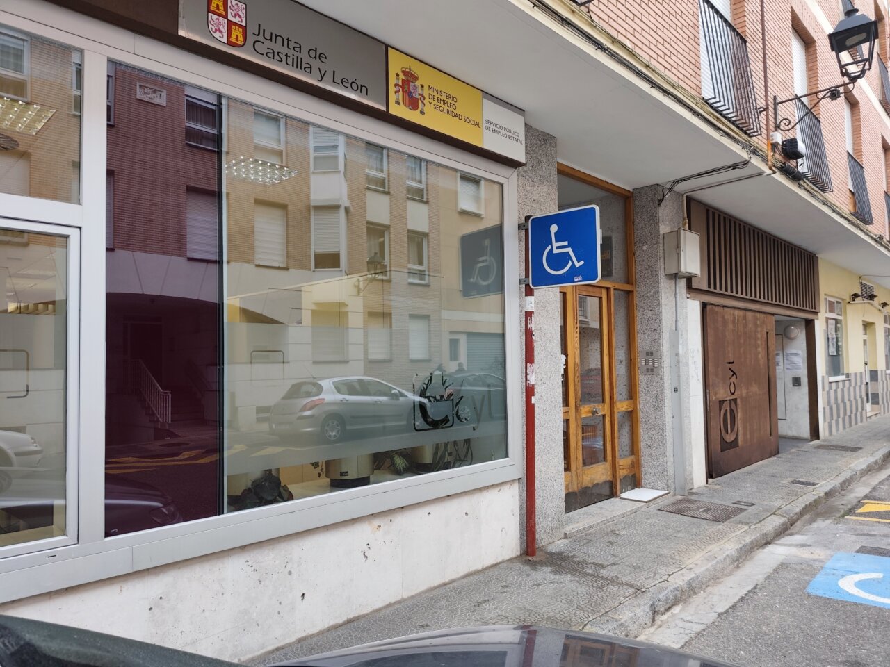Fachada de la Junta de Castilla y León con acceso para personas con discapacidad.