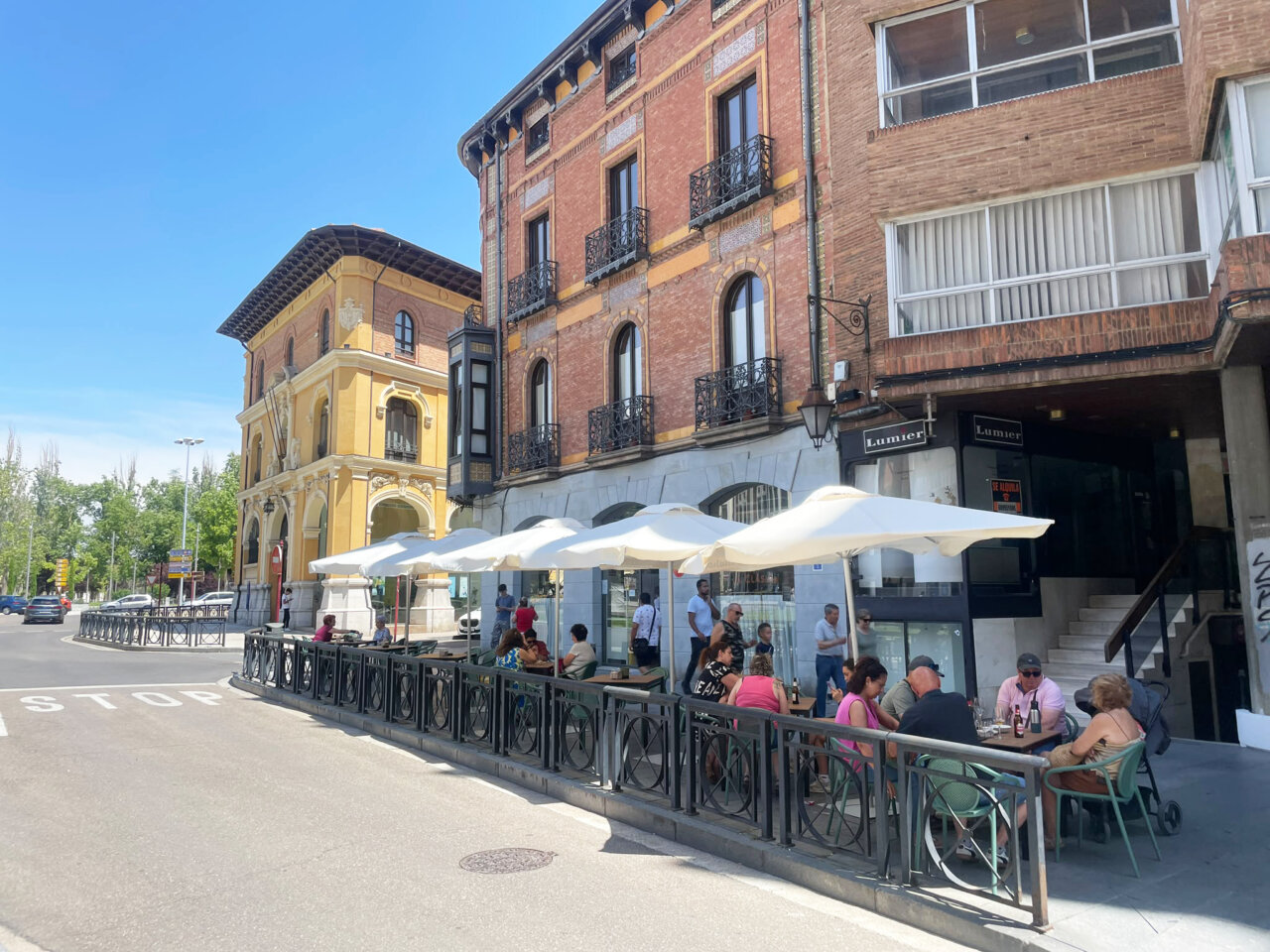 Terraza del restaurante La Clásica en Villoldo con comensales disfrutando