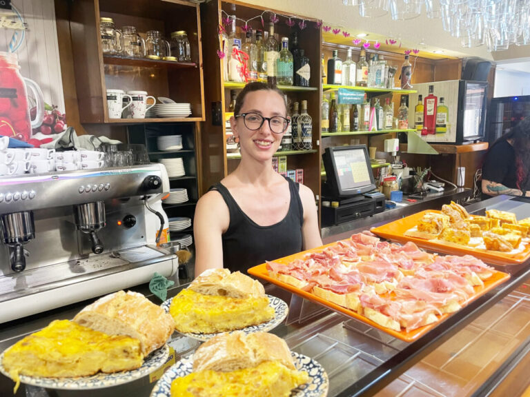 Rebeca en el Bar La Ermita con tortillas y tapas