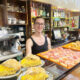 Rebeca en el Bar La Ermita con tortillas y tapas