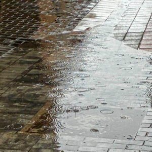 Charcos de agua en una calle durante la lluvia