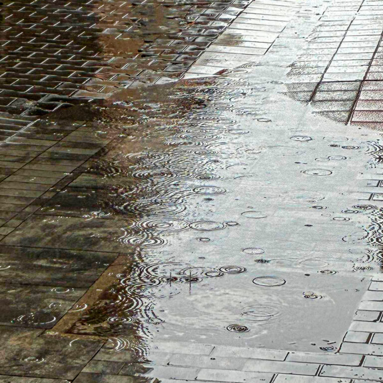 Charcos de agua en una calle durante la lluvia