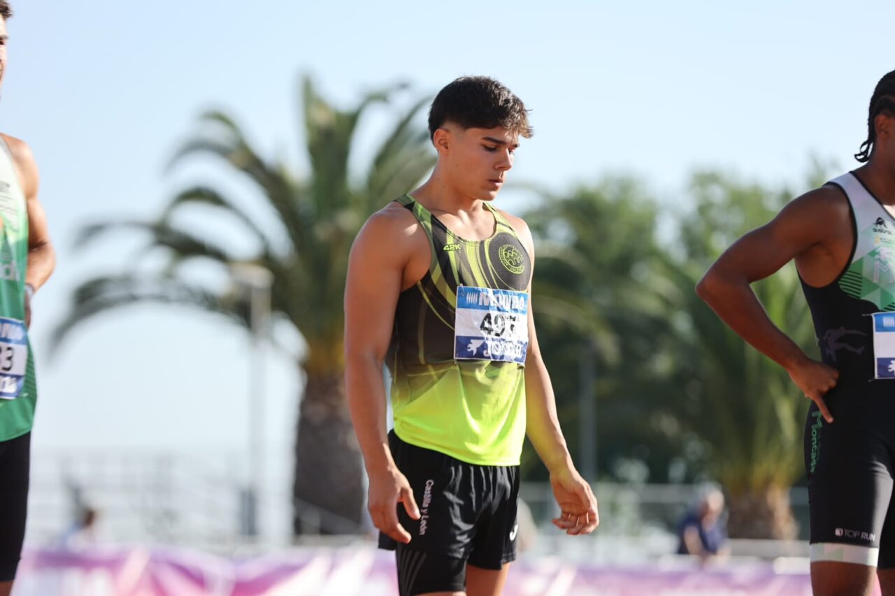 Atleta en competición de salto en el Campeonato de España Sub-23