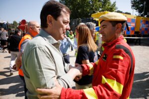 El presidente de la Junta habla con un bombero tras un incendio en Ávila