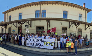 Manifestantes sosteniendo pancartas en defensa del ferrocarril en León