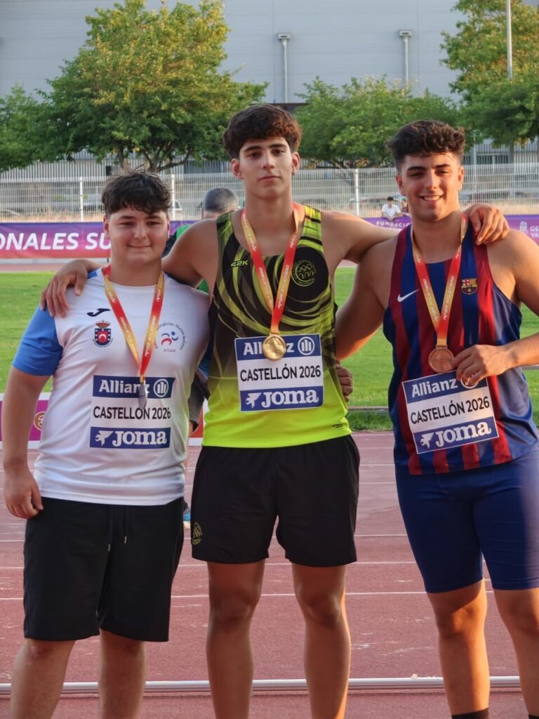 Tres atletas jóvenes posando con medallas en el Campeonato de España Sub18