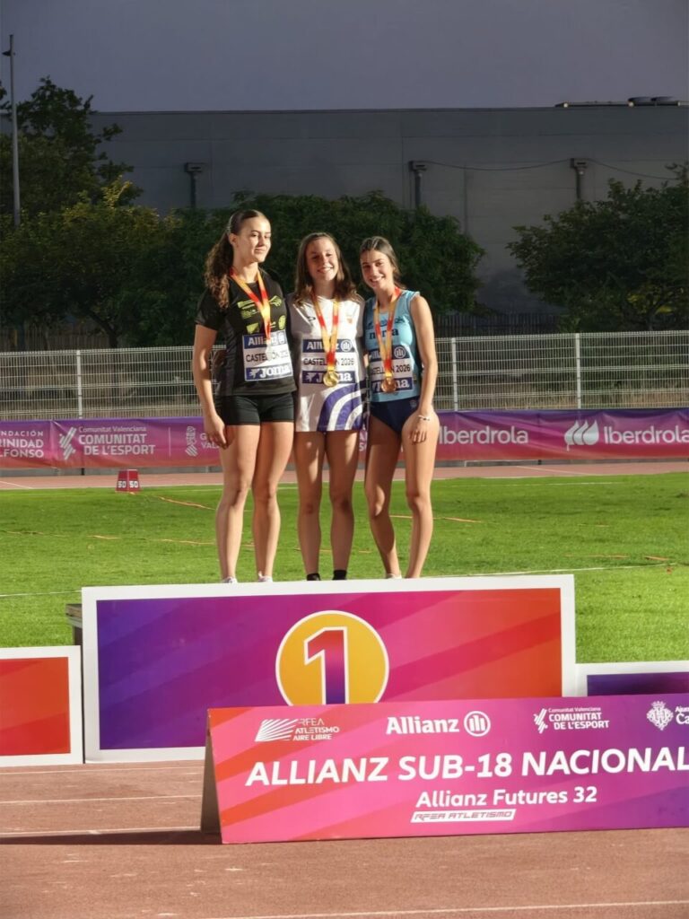 Tres atletas en el podio con medallas en el campeonato sub-18 de atletismo
