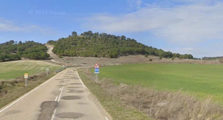 Carretera en mal estado con señalización en la ruta entre Tariego y Cevico de la Torre
