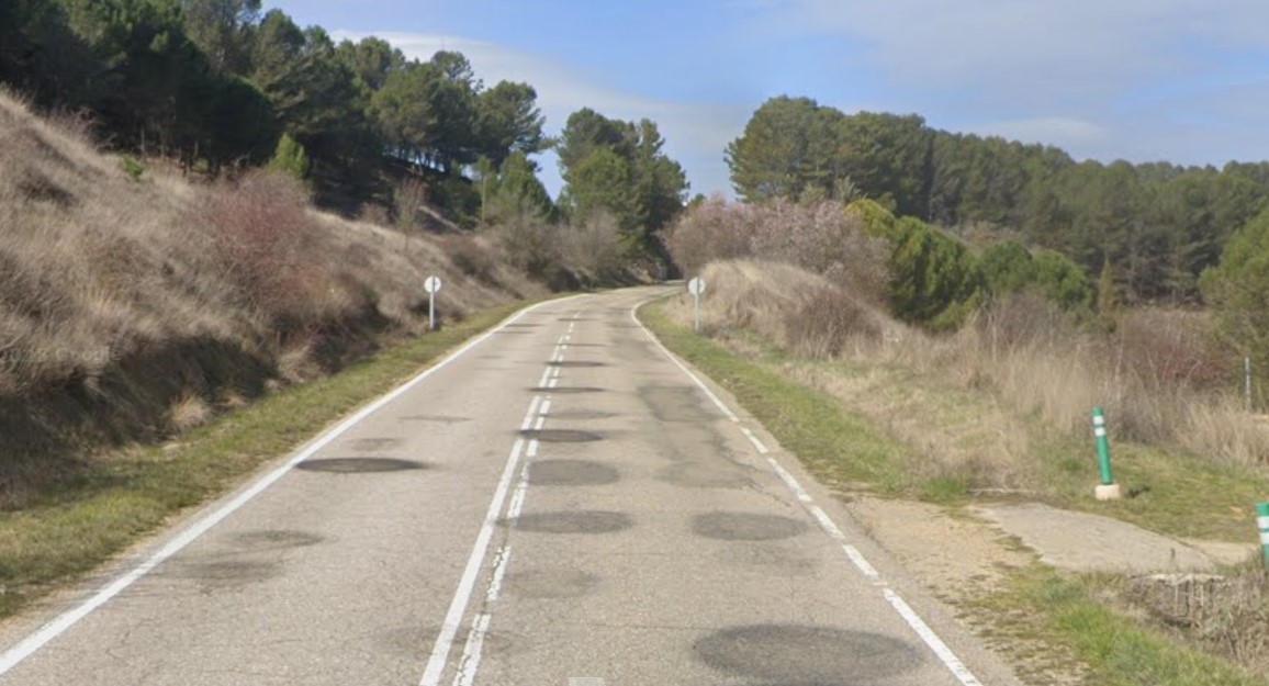 Carretera en el Murallón con bacheos y vegetación alrededor