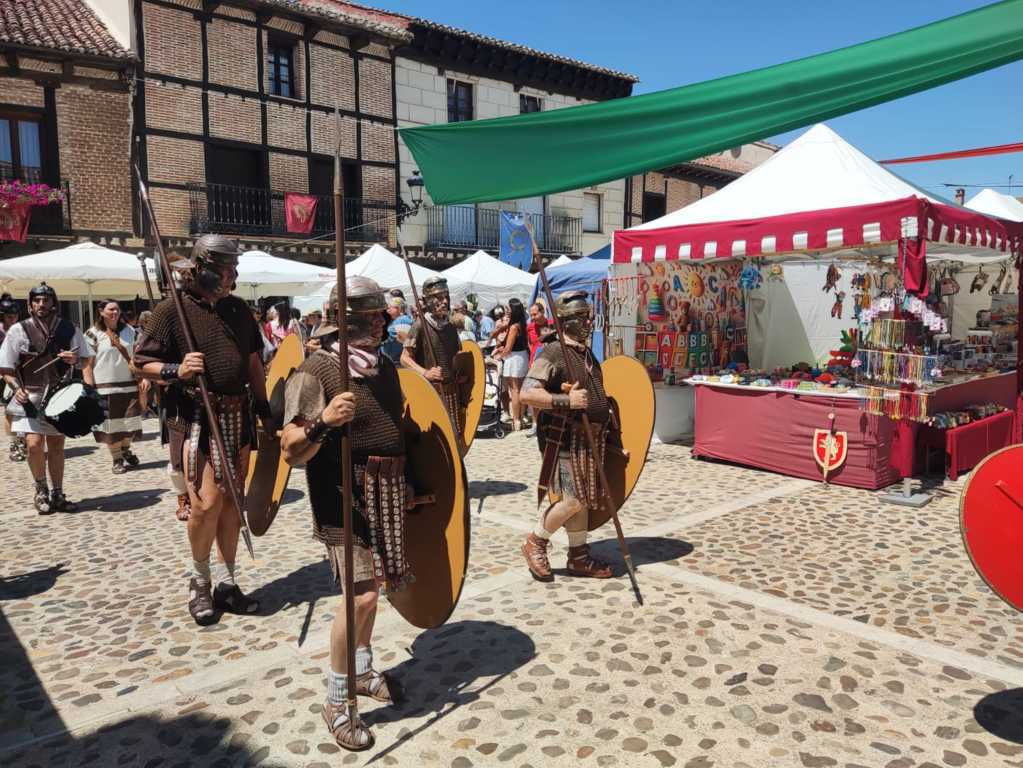 Recreación histórica del mercado romano en Saldaña con soldados romanos y público.