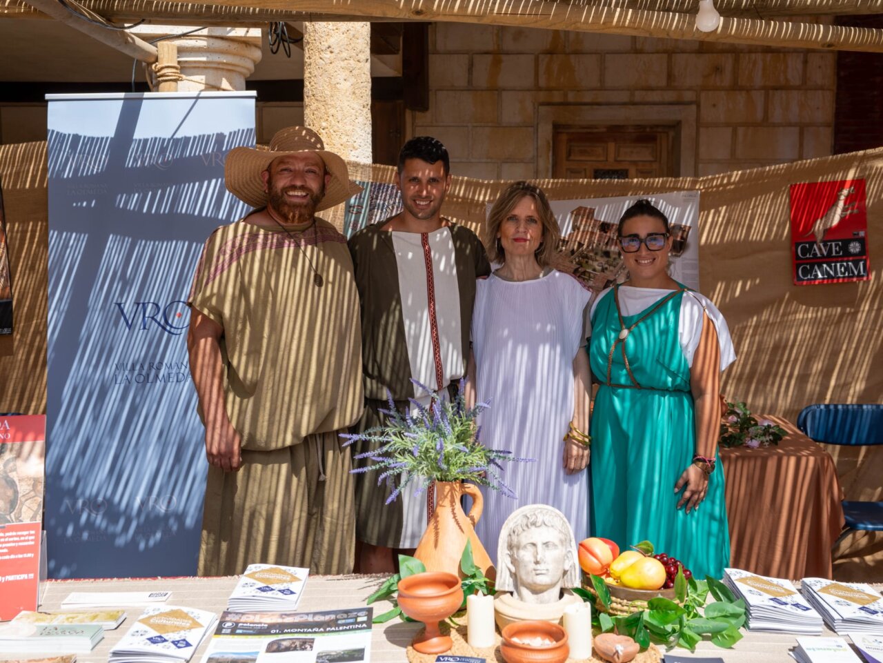 Personas vestidas con trajes romanos en un mercado histórico