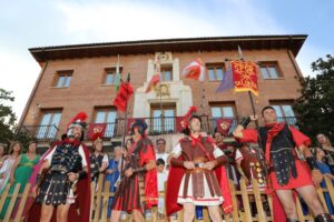 Participantes en el Mercatus Romanus de Saldaña con vestimenta romana