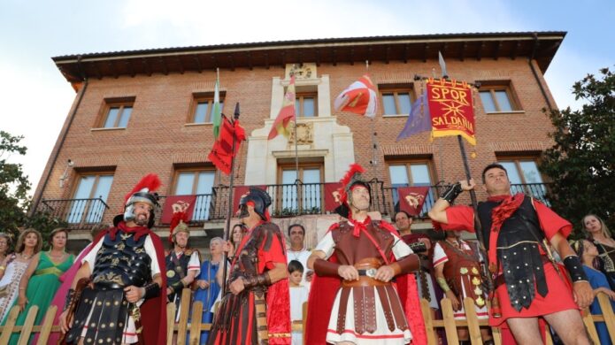 Participantes en el Mercatus Romanus de Saldaña con vestimenta romana