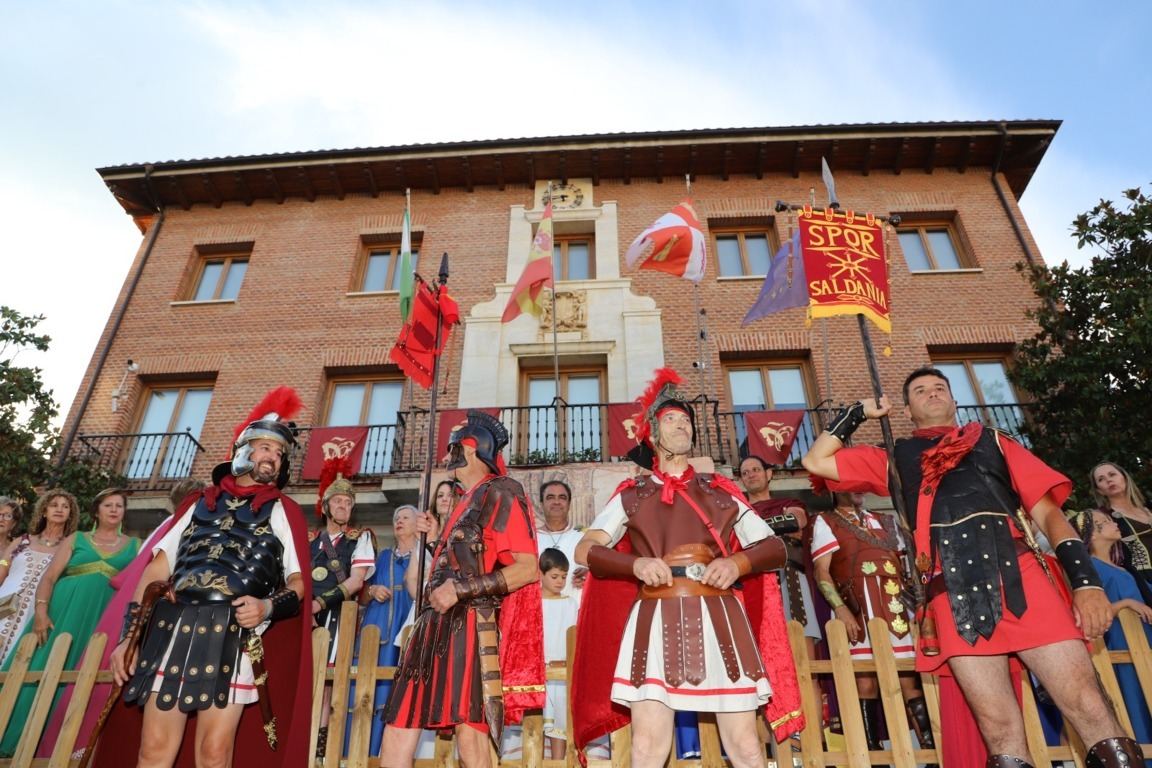 Participantes en el Mercatus Romanus de Saldaña con vestimenta romana