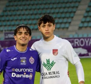 Antonio Collado, nuevo fichaje del Palencia Cristo Atlético, posando con un compañero.
