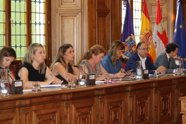 Reunión del grupo popular en el Ayuntamiento de Palencia discutiendo mociones.