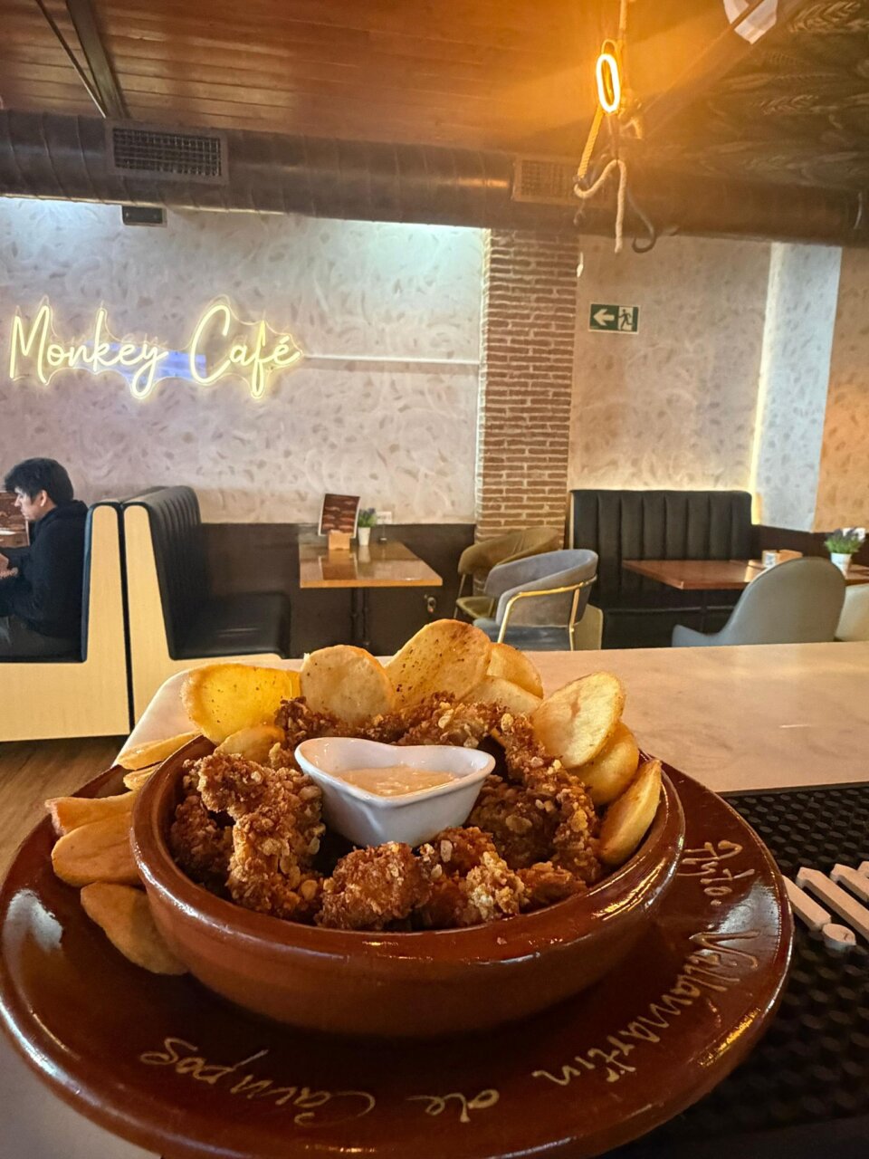 Plato de comida en Monkey Café con pollo y patatas fritas