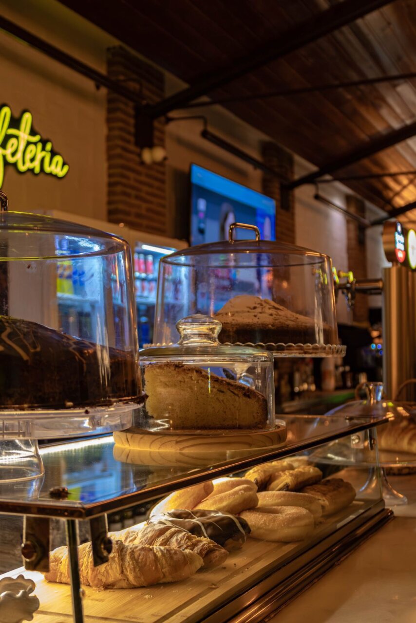 Vitrina con variedad de postres en Monkey Café