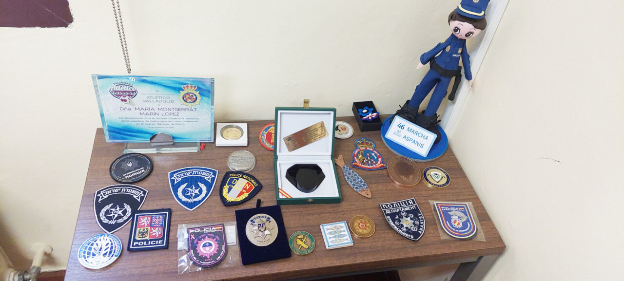 Mesa con medallas, insignias y trofeos de la policía