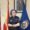 Mujer policía en oficina con banderas de España y Policía Nacional